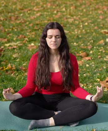 Luisa qui fait du yoga sa manière à elle de prendre soin de soi
